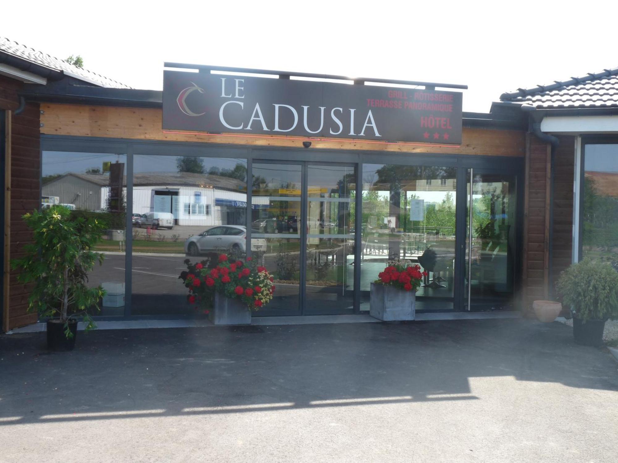 Отель Logis Le Cadusia Шаурс Экстерьер фото